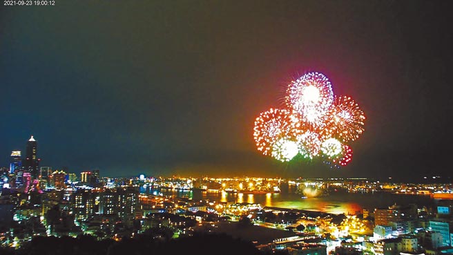 暌違20年的國慶煙火10日移師到高雄施放，引爆高雄飯店業當天訂房大爆滿。圖／高雄市觀光局提供