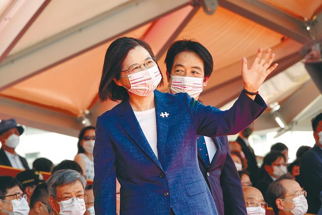 中华民国110年国庆大会10日在总统府前举行，蔡英文总统（前）发表国庆谈话，副总统赖清德（后）也一同出席。（陈信翰摄）