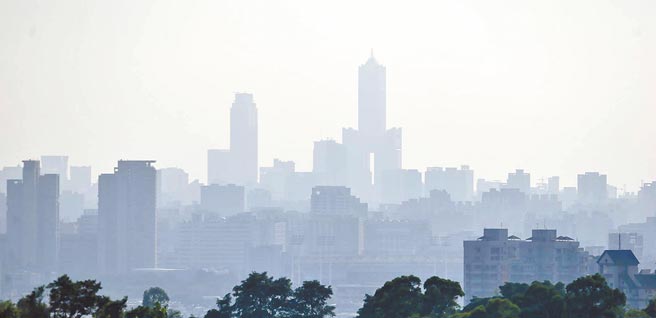 企業盼政府出面適時穩定鋼材及紙漿等原物料，讓中小企業能有效控制成本。圖為重工業生產為主力的大高雄地區。（杜宜諳攝）