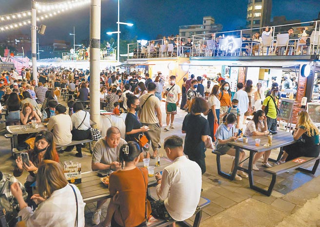 國慶連假第2天同是穩定晴朗好天氣，台北市大稻埕碼頭也湧現大量人潮，許多民眾坐在戶外用餐區享受悠閒用餐時光。（中央社）