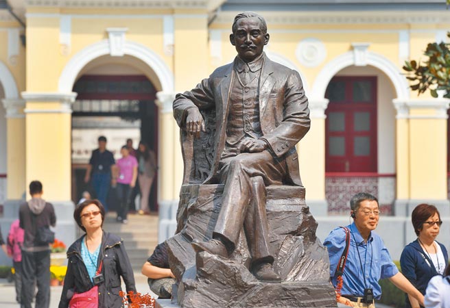 台湾歷史课本谈辛亥革命，只剩300字的叙述，连作家吴淡如都感嘆女儿不认识孙中山。图为大陆游客在南京「总统府」旧址内的孙中山雕像旁参观。（中新社）