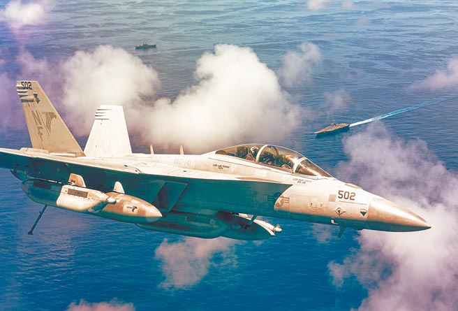 一架EA-18G「咆哮者」電子作戰機自美國海軍航空母艦雷根號上空飛越。雷根號和另一艘美航母卡爾文森號以及英國航母伊莉莎白女王號剛結束在南海附近的演訓。國外媒體評論多認為，中國解放軍軍機近日大量飛入台灣航空識別區，與美英等國的演訓有關。（摘自美國海軍網站）