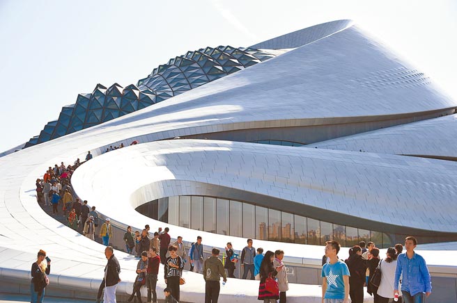 大陆近期房市低迷，哈尔滨推出奖励政策刺激买房。图为哈尔滨大剧院。（新华社）