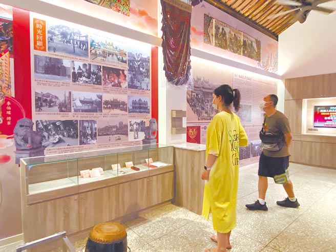 桃園大廟景福宮成立「溯古望今文史館」，10日揭牌啟用，讓信眾更了解大廟的過去與現在。（蔡依珍攝）
