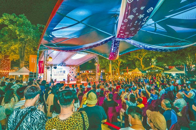 「Wah！几散竹东」开幕晚会有金曲歌后阿爆及原民歌手表演，座无虚席。（罗浚滨摄）