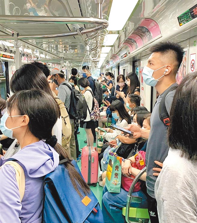 台中捷运绿线累积运量突破200万人次，捷运公司将赠送通车纪念酒、星野铜锣烧礼盒及中捷2021年度票卡等好礼。（中捷公司提供／王文吉台中传真）