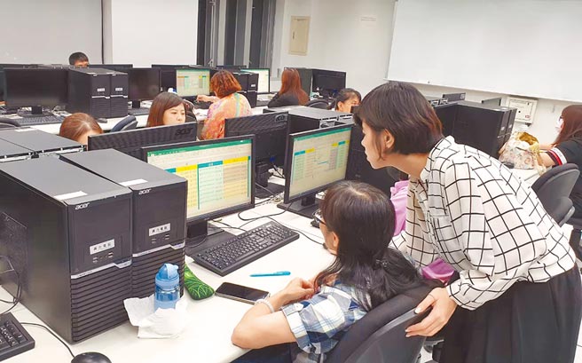 台中市劳工大学为鼓励劳工在职进修，强化职场竞争力，委托大学及工会团体开办5大类劳工职能提升课程，目前已陆续开课中。（陈世宗摄）