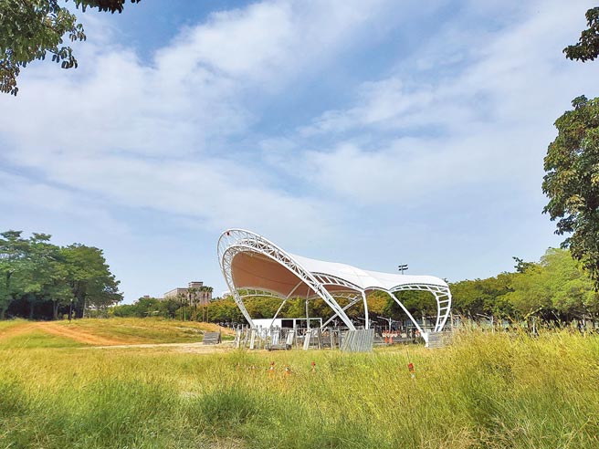 斗六市膨鼠森林公园的阳光天幕已搭建起来，外观有巨星登场的氛围，民眾期待早日完工启用。（周丽兰摄）