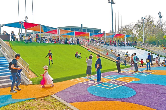 嘉义市政府推荐民眾到KANO园区滑草场游玩，是大小朋友放松玩乐好去处，也是国庆连假热门景点。（嘉义市政府提供／张亦惠嘉市传真）