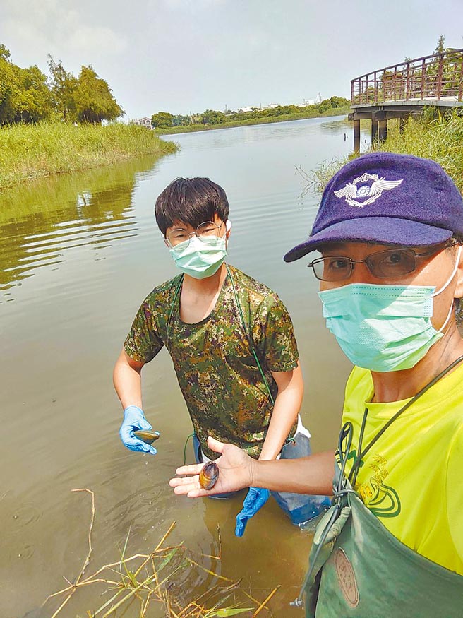 台南市六甲區林鳳社區推出菁埔埤生態體驗遊程，遊客幫忙檢測水質、觀察埤塘生態。（台南市六甲區林鳳社區提供／劉秀芬台南傳真）