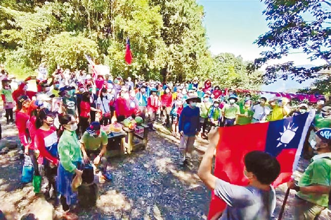 山友选在北大武山旧登山口举办升旗典礼，超过百名登山客自发性响应。（民眾提供／林和生屏东传真）