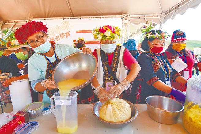 台東縣金峰鄉10日舉辦小米酒釀酒競賽，現場瀰漫濃郁的酒香。（莊哲權攝）