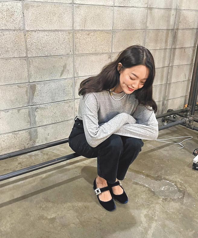 申敏儿穿上Roger Vivier展现自己的时尚感。（摘自艺人IG）