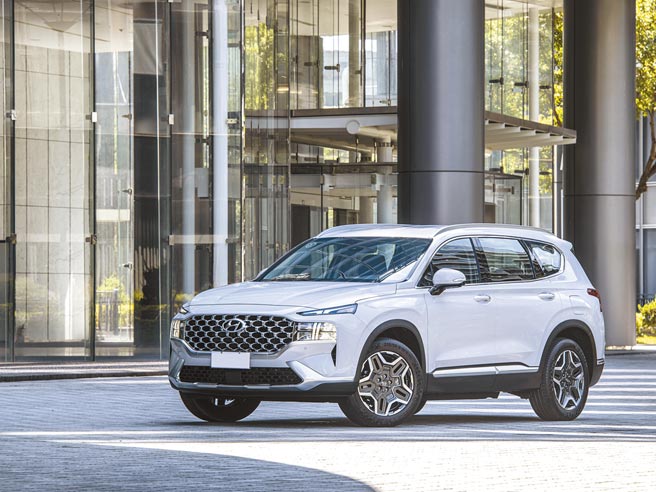 HYUNDAI SANTA FE外观承袭尊荣、追求新意，并细腻刻画出新世代王者身形。涡轮油电车款具备高达230ps综效输出性能，提供顺畅、饱满的加速感受。（陈大任摄）