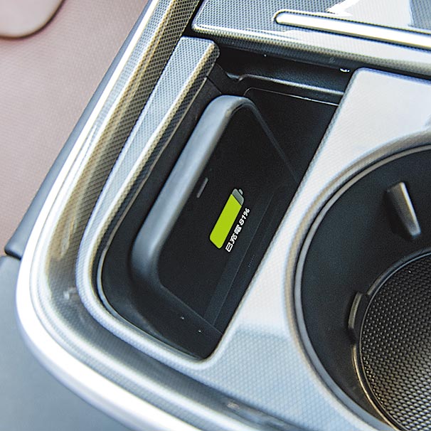 无线充电採取插槽固定。（陈大任摄）