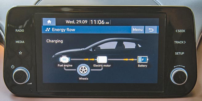 中央8吋多媒体主机可即时显示车辆动力转换讯息。（陈大任摄）