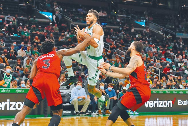 塞尔提克前锋塔图（中）切入上篮制造对方犯规。（美联社）