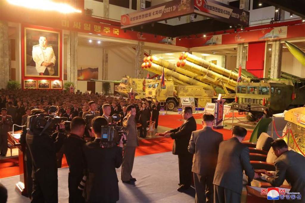 朝鲜国务委员会委员长金正恩11日出席国防发展展览会「自卫-2021」。图为金正恩（中）向有功人员授予奖状。 （路透社／朝中社）(photo:ChinaTimes)