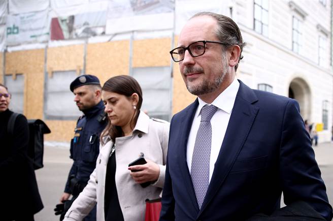 接任奥地利前总理Sebastian Kurz的Alexander Schallenberg（右）。（图／路透）