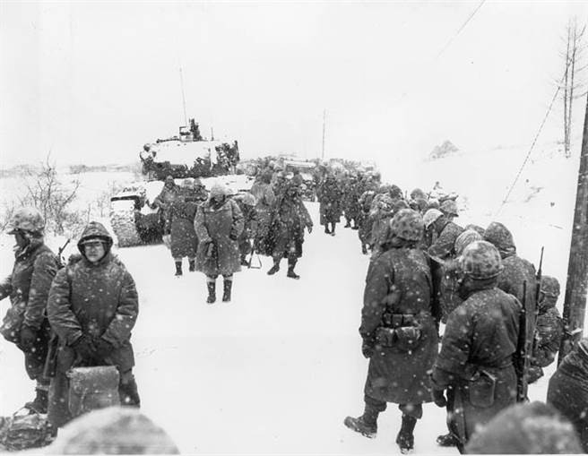 向興南港方向撤退的美軍。(圖/美國國會圖書館)