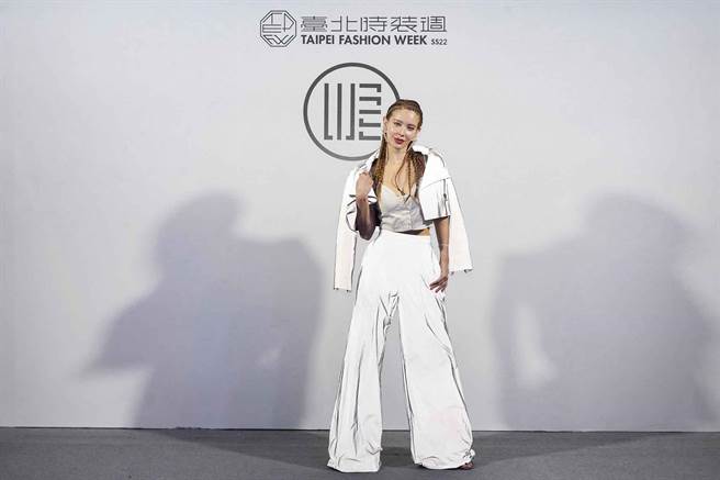 安妮观赏WANGLILING 2022春夏大秀。（臺北时装周提供）