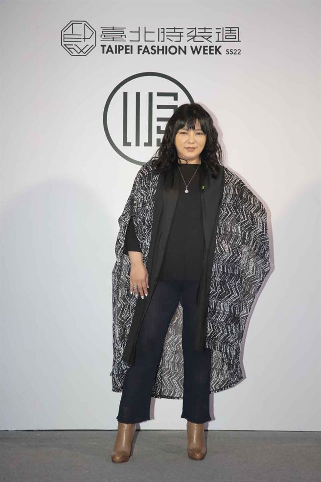 唐绮阳观赏WANGLILING 2022春夏大秀。（臺北时装周提供）