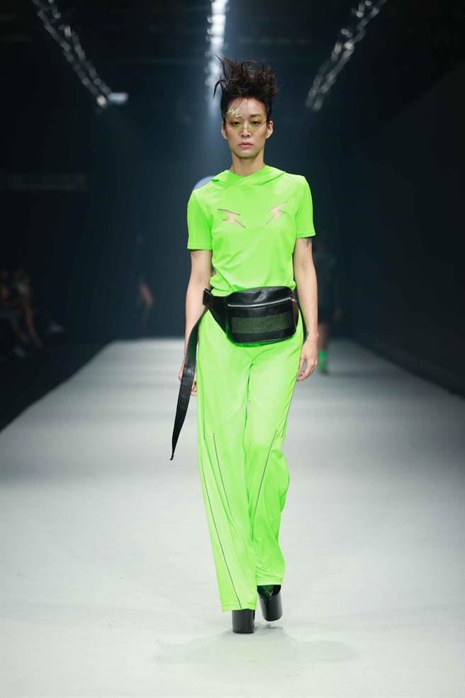 本季拆解电的性质与元素，加入抢眼的萤光绿呼吁永续环保。（臺北时装周提供）
