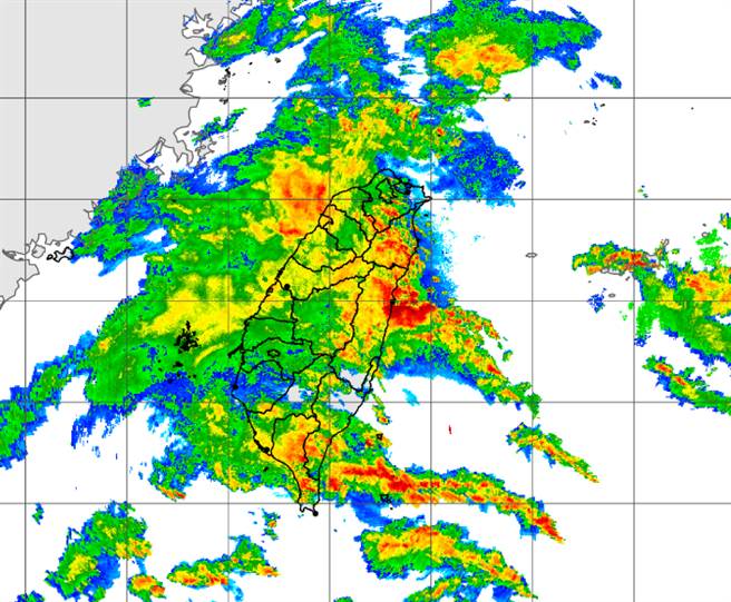圆规外围环流庞大，已为东部带来明显降雨，今、明两天雨势见不到趋缓迹象。（中央气象局提供）