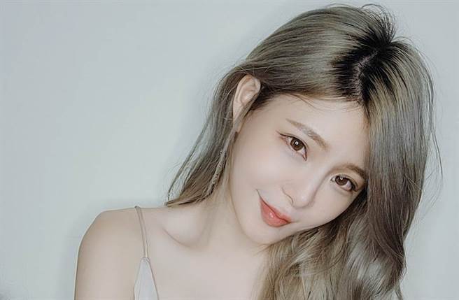 孟庆而穿着爆乳装出席金曲奖一炮而红。（图／孟庆而 Cheer脸书）