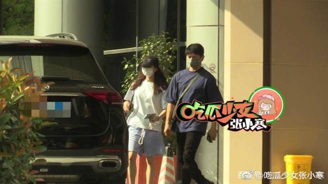 刘诗诗和吴奇隆低调现身医院。(图／翻摄自微博)