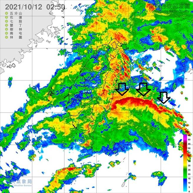 郑明典今晨3点多指出，箭头处的「线状回波」，前缘特别红，连续呈线条状，花莲将有狂风暴雨。(翻摄自 郑明典脸书)
