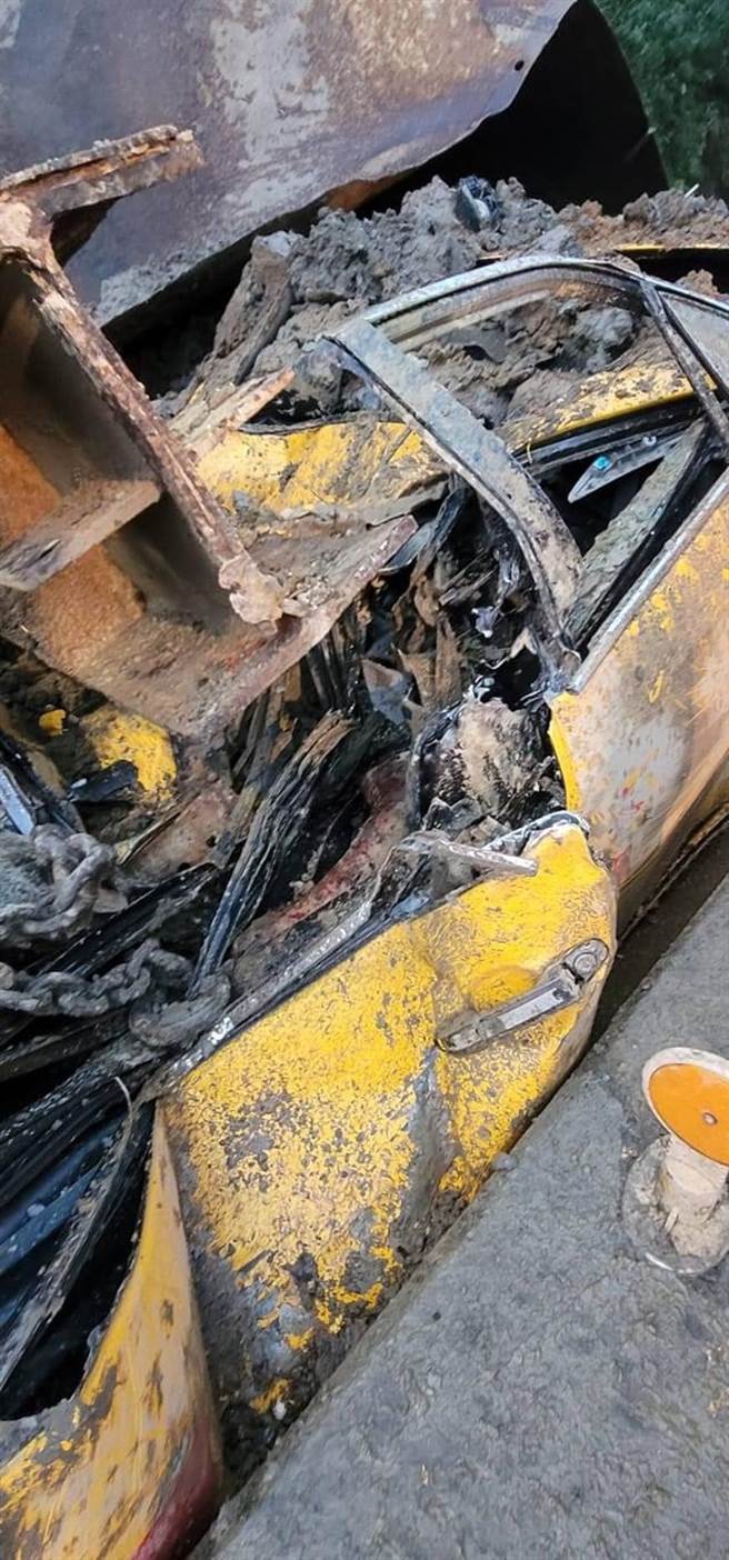 桃園市龜山區12日清晨4時許一處砂石廠坍塌，掉落的砂石砸中行經的計程車，駕駛被救出時已明顯死亡。（民眾提供）