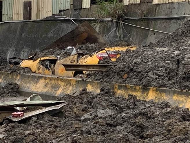 桃園市龜山區4日凌晨1處砂石廠坍塌，壓到1行駛中計程車，駕駛不治。（翻攝照片）