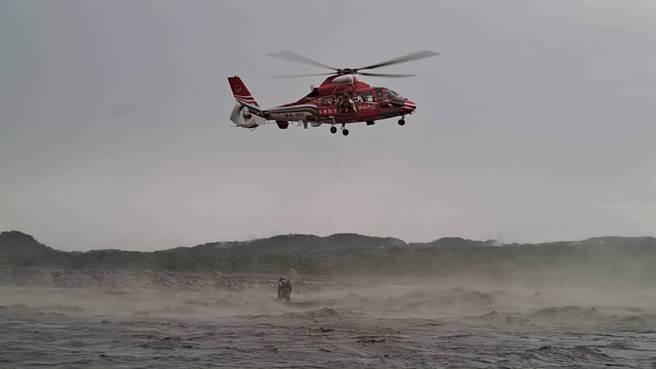 屏東驚傳2台砂石車遭沖走，出動直升機、怪手救援。（屏東消防局提供／謝佳潾屏東傳真）