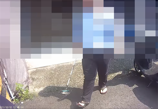 一名外送员控诉，他只是询问店家为何没照单出餐，却被店家口气很差的回应，甚至对他骂三字经，手一边拿着扫帚要威吓他。（翻摄脸书社团《爆料公社公开版》）