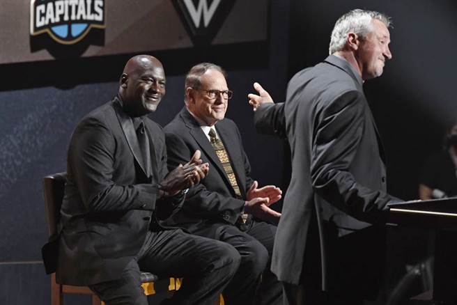 麦可乔丹(左)出席前队友库柯奇的名人堂典礼。（美联社资料照）