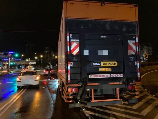 台中市今早发生一起大货车撞行人，男子却卡50公尺外汽车底，汽车女驾驶吓的发抖。（民眾提供／卢金足台中传真） 