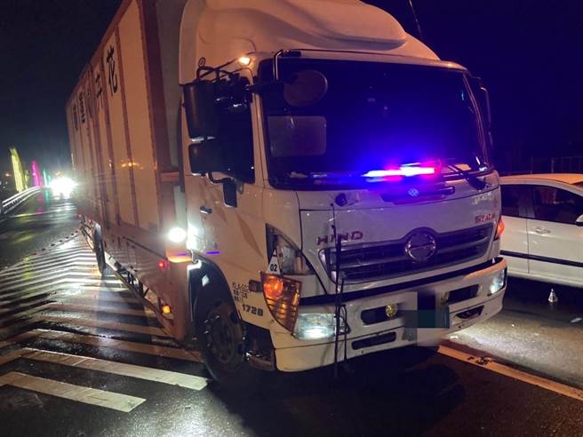 男子卡进后方50公尺外的白色自小客车底，警消获报救出已无心跳，紧急送往医院抢救仍宣告不治。（民眾提供／卢金足台中传真）