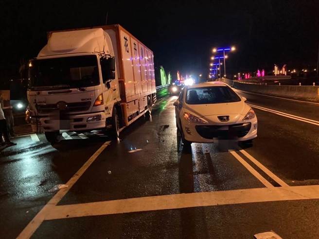 台中市今早发生一起大货车撞行人，男子却卡50公尺外汽车底，汽车女驾驶吓的发抖。（民眾提供／卢金足台中传真） 