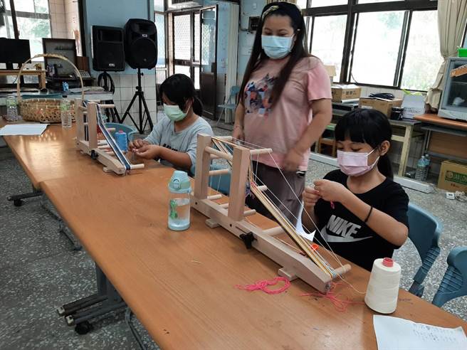 台東縣廣原國小學生進行手作編織課程。（教育部提供／林志成台北傳真）