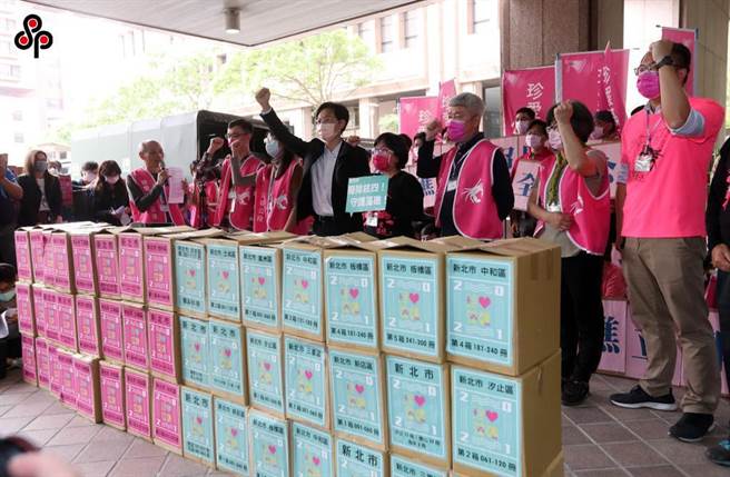 珍愛藻礁公投工作小組日前把70萬3504份藻礁公投連署書送達中選會。（報系資料照）