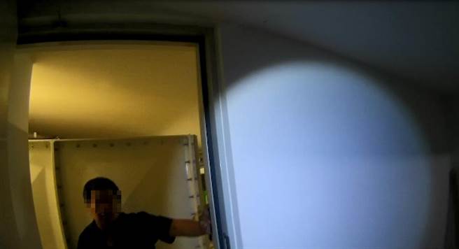 34岁刘姓保全深夜不慎将自己反锁于地下室发电机室里，经警消救援终于脱困。（台中市第二分局提供／冯惠宜台中传真）