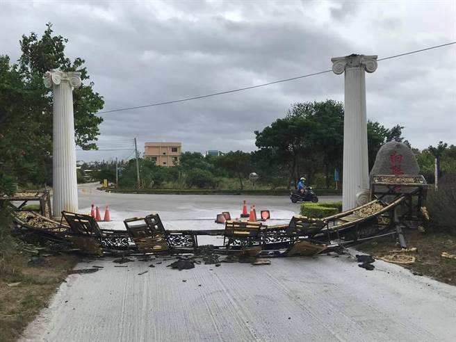 金城镇向阳吉第入口牌楼遭强风吹垮。(民眾提供)