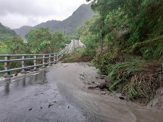 颱风影响，花莲连夜下起大豪雨，连接台9线及台11线的瑞港公路，经一夜强风豪雨，边坡土石坍方，警方已拉起封锁线封闭道路，相关单位也赶紧派员处理，预计中午12点排除落石与树木。（警方提供／罗亦晽花莲传真）
