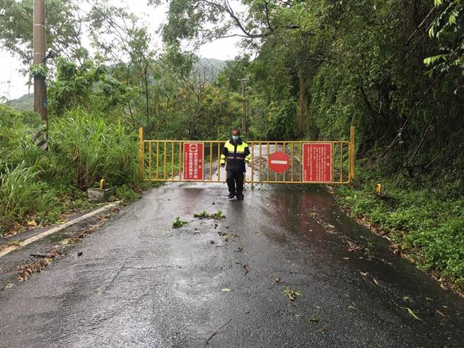 颱风影响，花莲连夜下起大豪雨，连接台9线及台11线的瑞港公路，经一夜强风豪雨，边坡土石坍方，警方已拉起封锁线封闭道路，相关单位也赶紧派员处理，预计中午12点排除落石与树木。（警方提供／罗亦晽花莲传真）