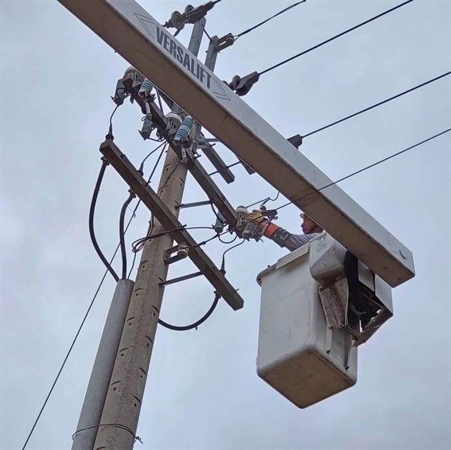 圆规颱风来袭，金门出现10级左右强风，造成1145户停电，台电出动大批人车加紧抢修中。（台电提供）