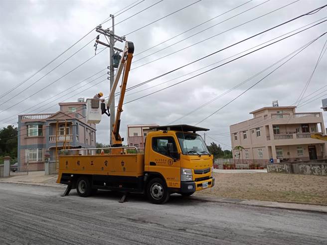 圆规颱风来袭，金门出现10级左右强风，造成1145户停电，台电出动大批人车加紧抢修中。（台电提供）
