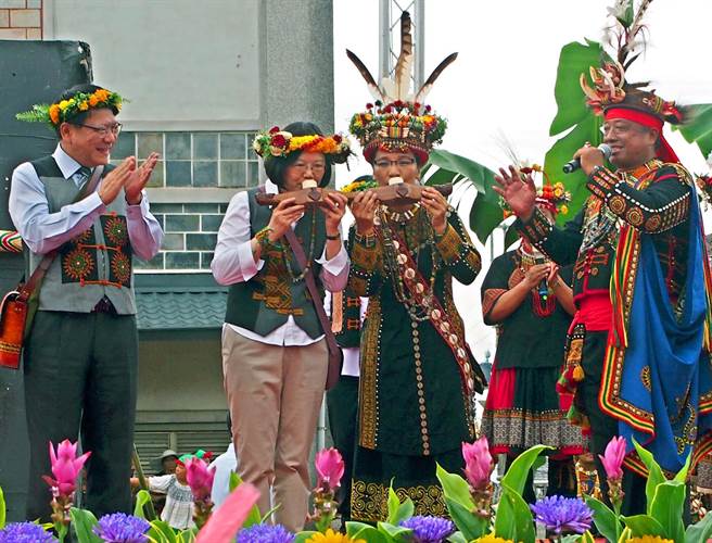 2018年因议长贿选案遭判刑入狱的归晓惠（右二），2016年担任三地门乡乡长，因包庇乡公所出纳侵占公款27万多元，遭屏东地方法院依直属主管长官庇护判刑1年4月。（资料照，潘建志摄）