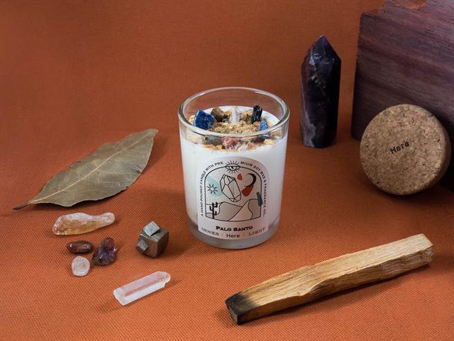 Here INNER LIGHT水晶花草能量香氛蜡烛，380元。（Pinkoi 提供）