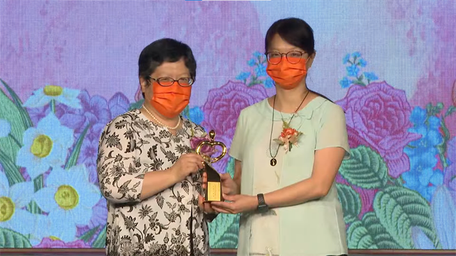 台大医院感染内科护理师潘玫燕（右）获得「台湾杰出护理人员奖－专业贡献奖」。（图取自护理师公会全联会）